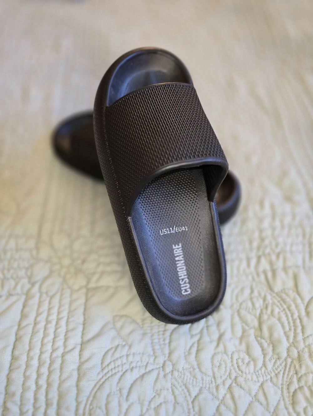 NWOT Cushionaire Feather Pillow Women's Size 11 Or EU 41 Black Slide Sandals